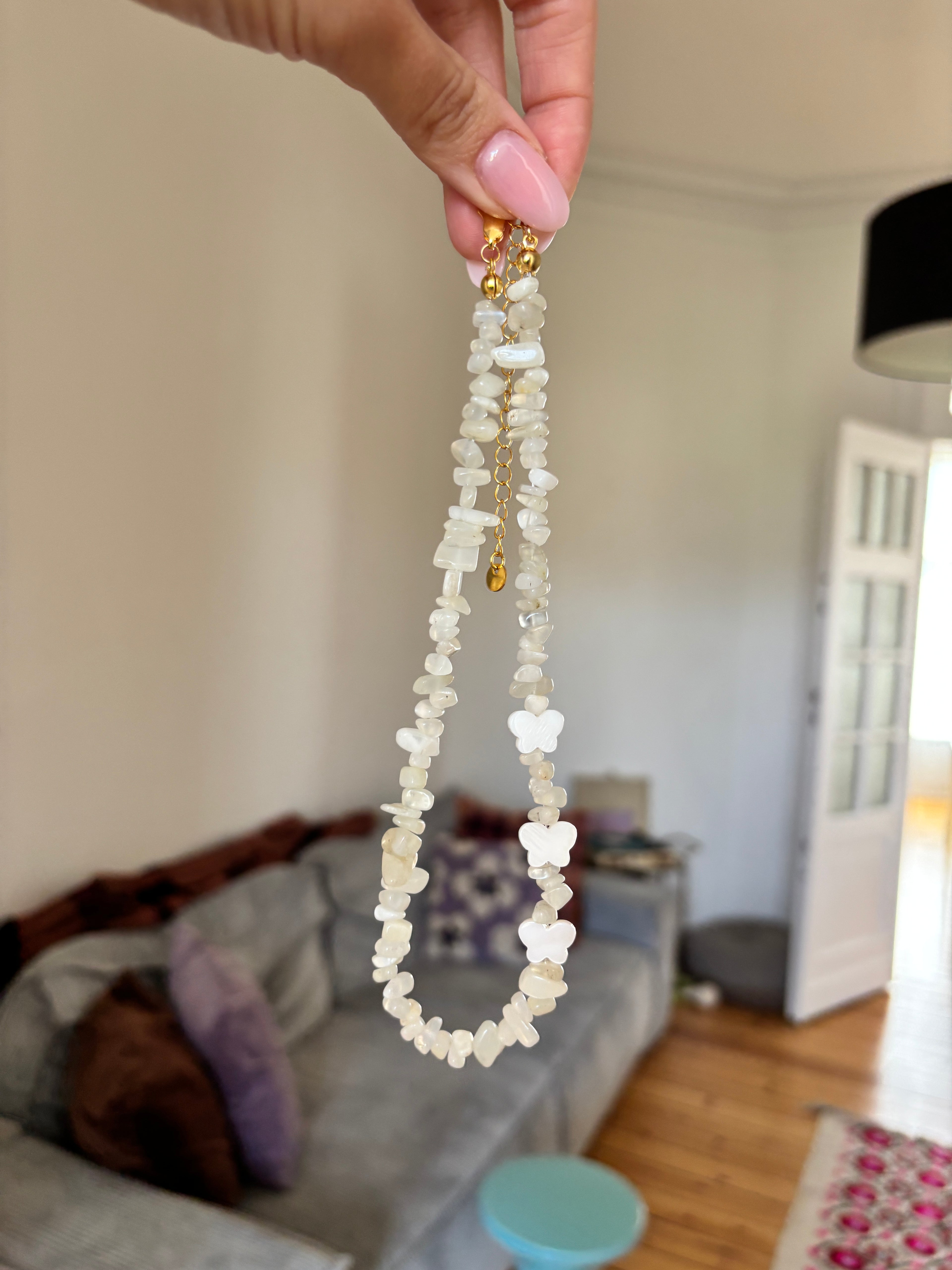 God if you're near me send me three white butterflies (collier)